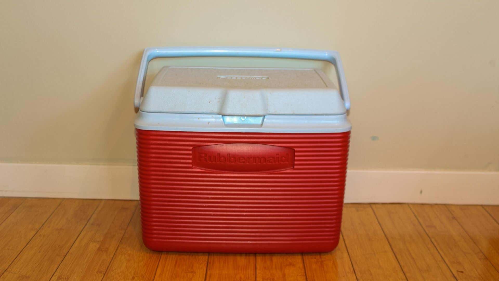 一个红色的橡皮橡胶冷却器。
