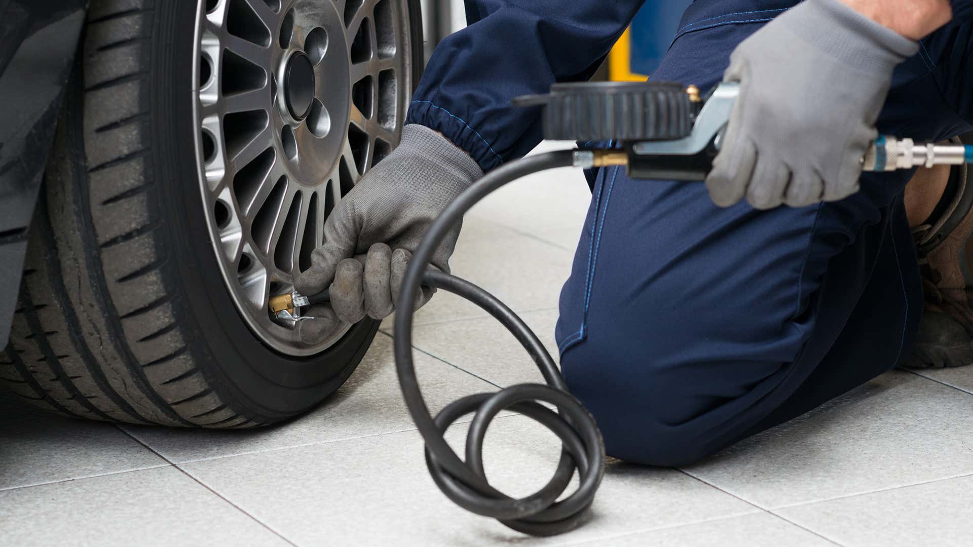 每周至少检查一次轮胎的气压是很重要的。