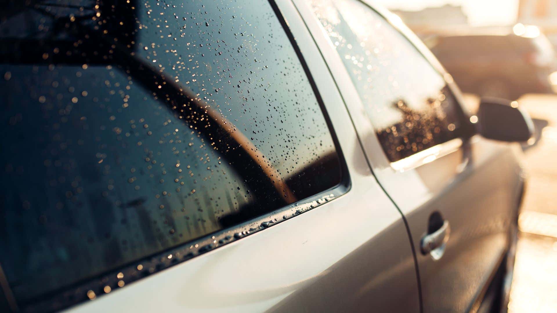 清洗车窗。