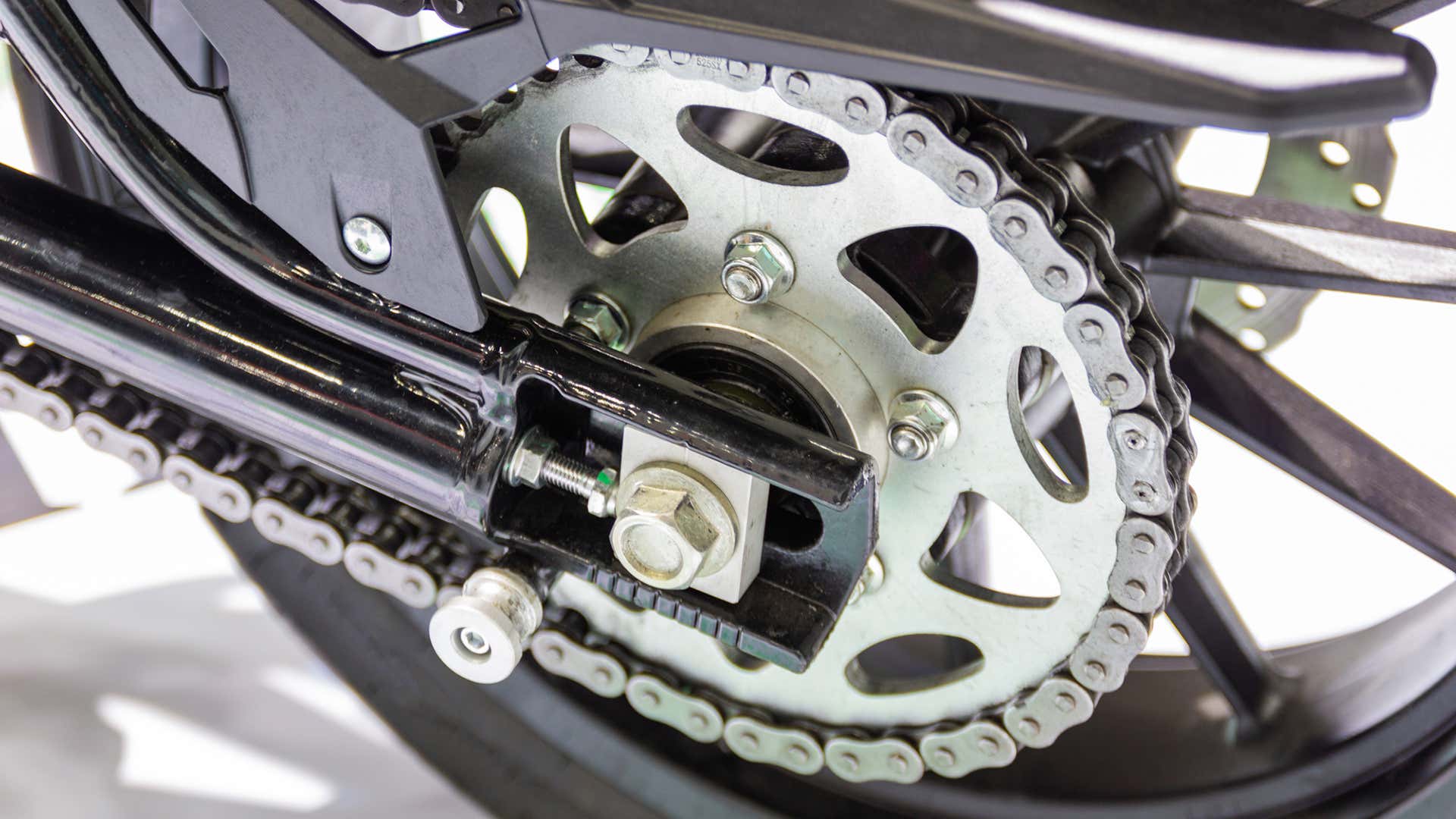 摩托车链需要定期清洁和润滑。