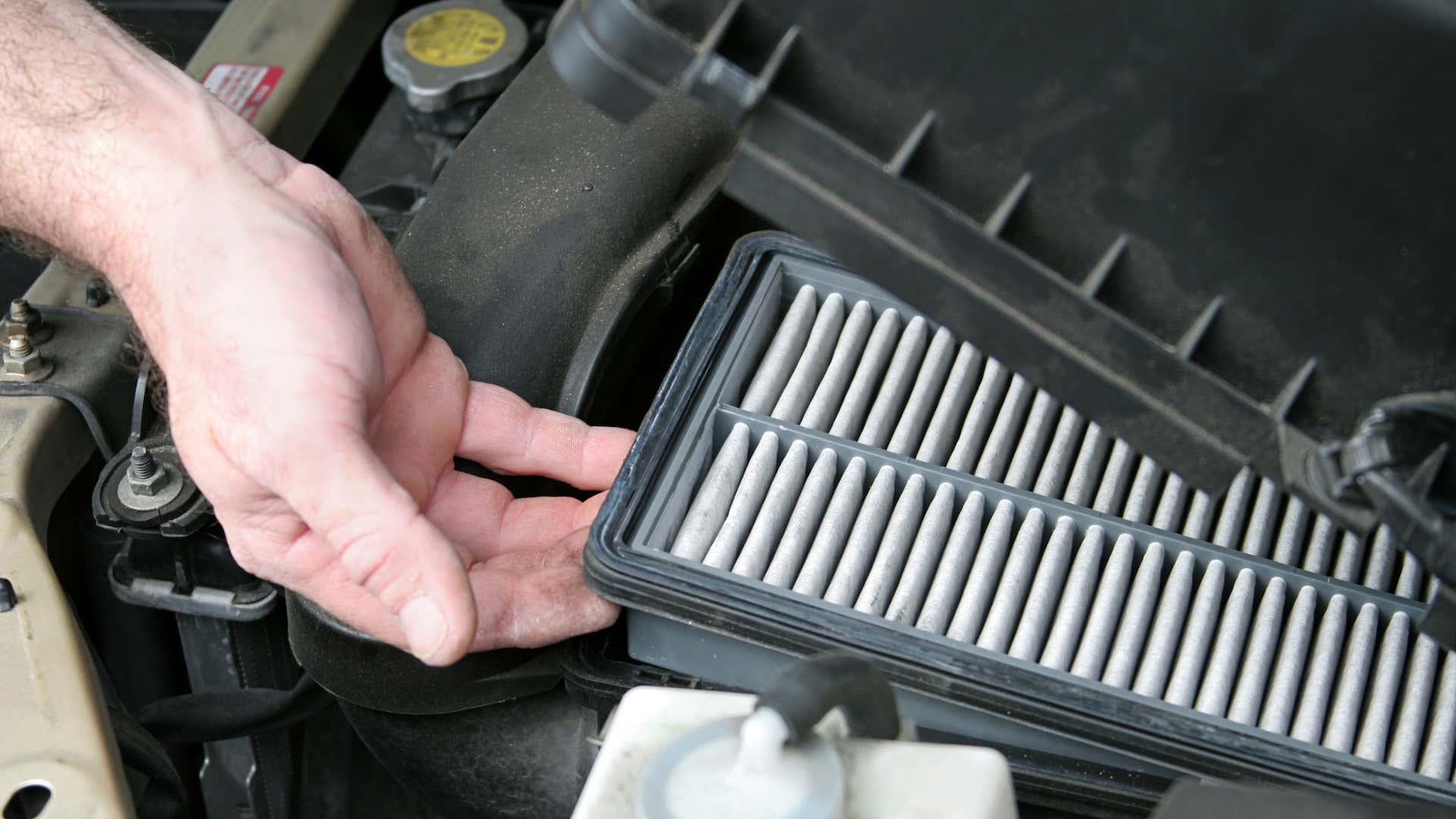 清洁过滤器让您的汽车 - 而且 - 呼吸更容易。