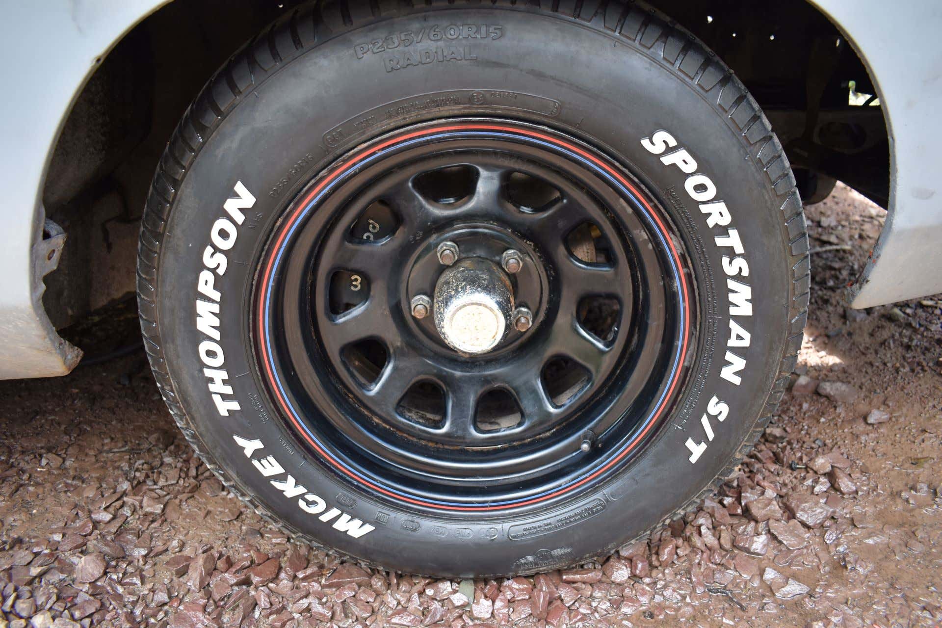钢轮子的特写镜头有米奇汤普森轮胎的。