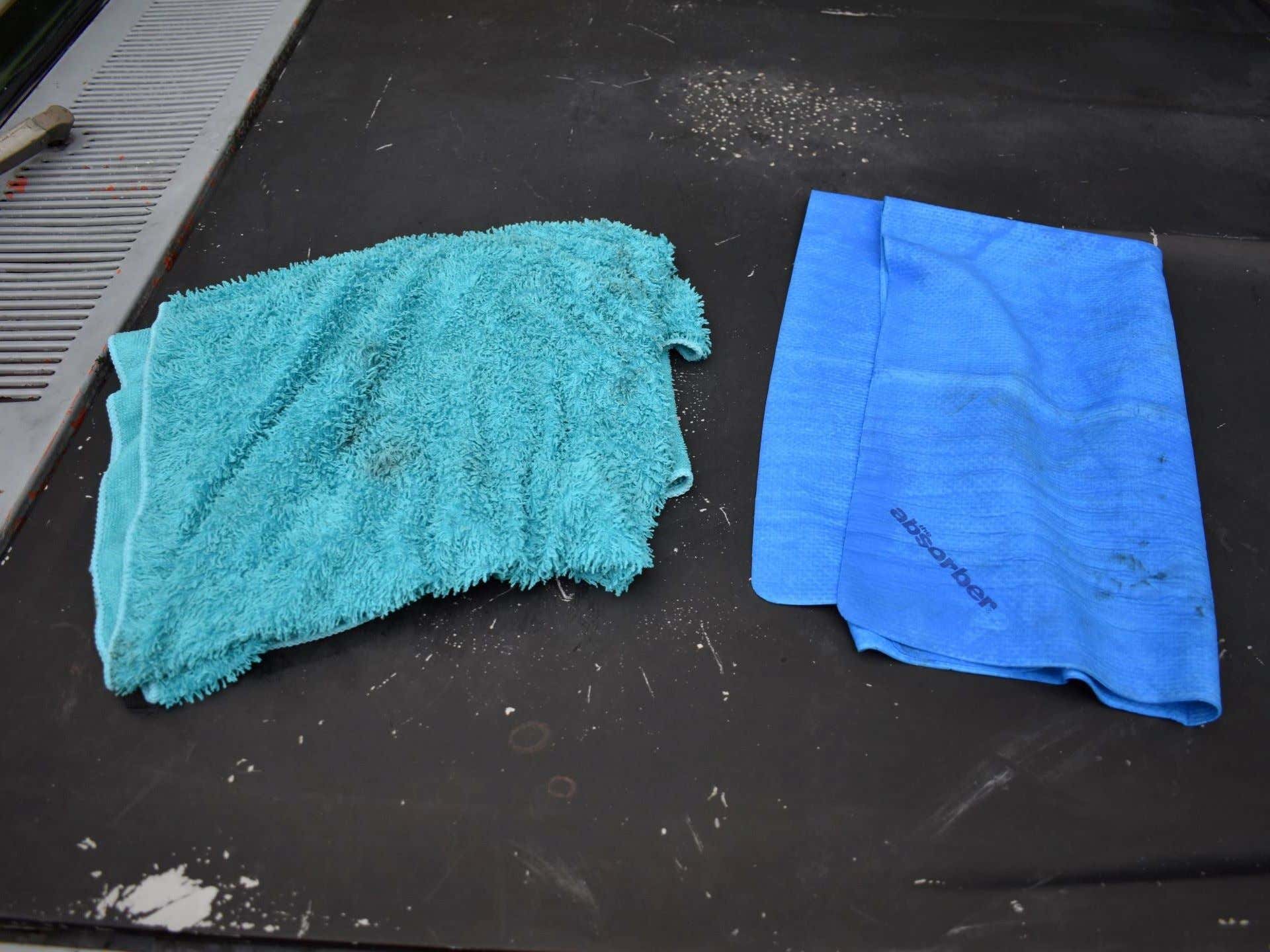 左边是超细纤维毛巾，右边是蓝色吸收岩羊皮。