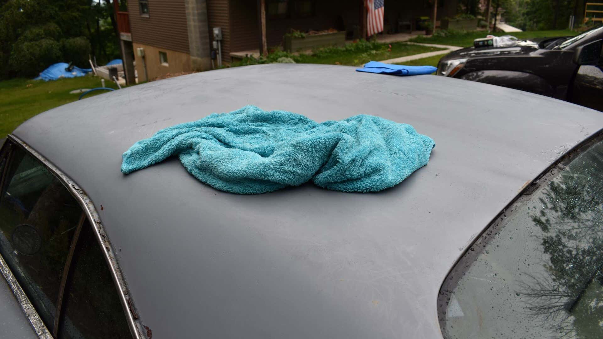 69年道奇Charger车顶上的超细纤维毛巾。