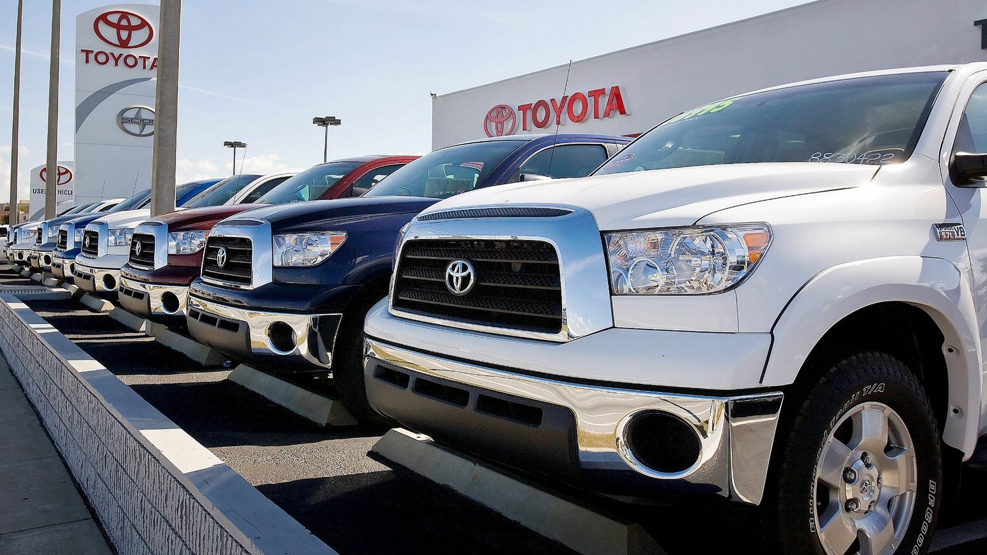 2009年1月5日;奥兰多，FL  - 丰田苔原全尺寸卡车坐在很多奥兰多汽车经销商的奥兰多，佛罗里达州，2009年1月5日。（由Matt Stroshane / Bloomberg新闻）