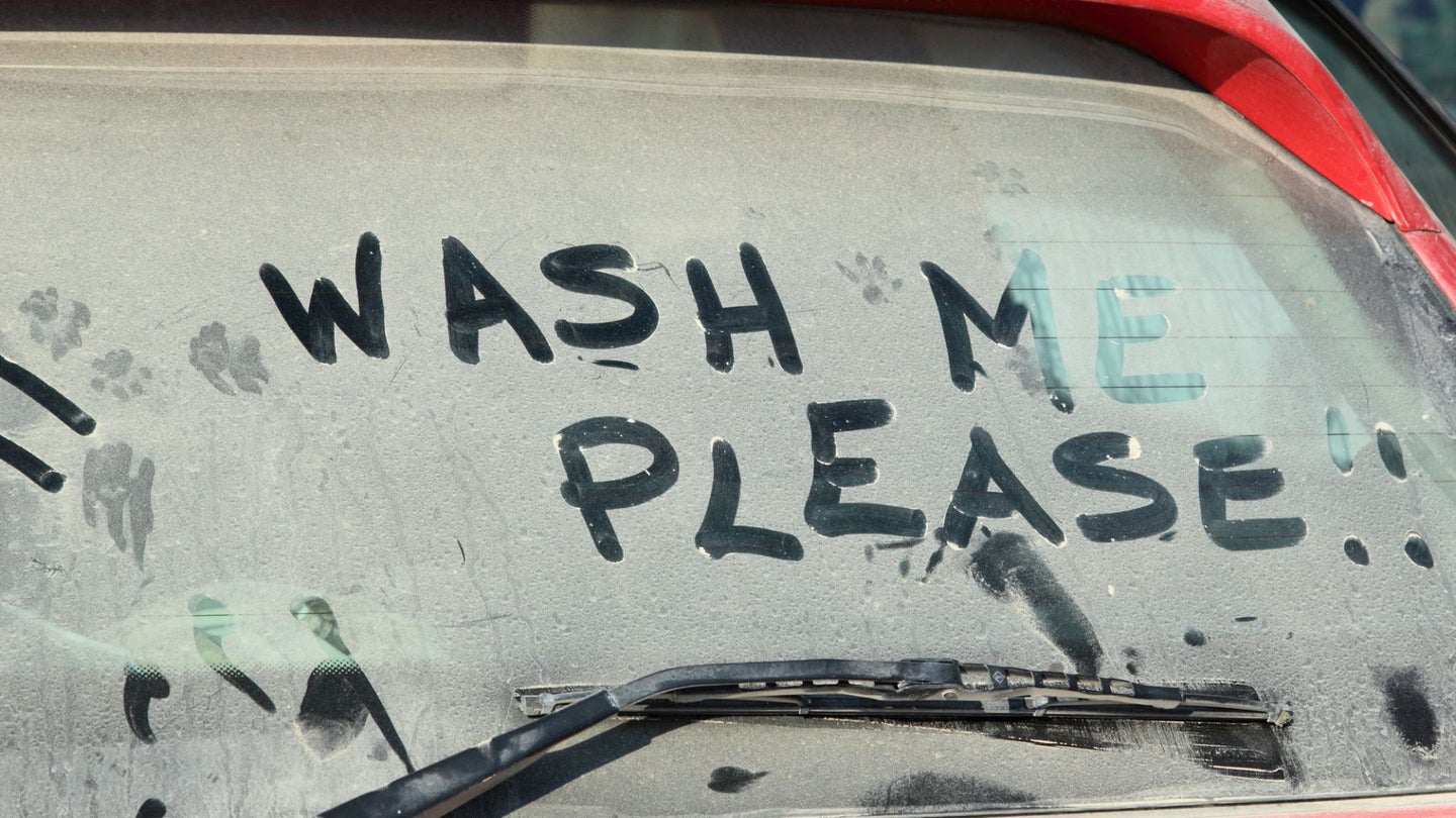 一个脏兮兮的窗户上写着“请洗我”。