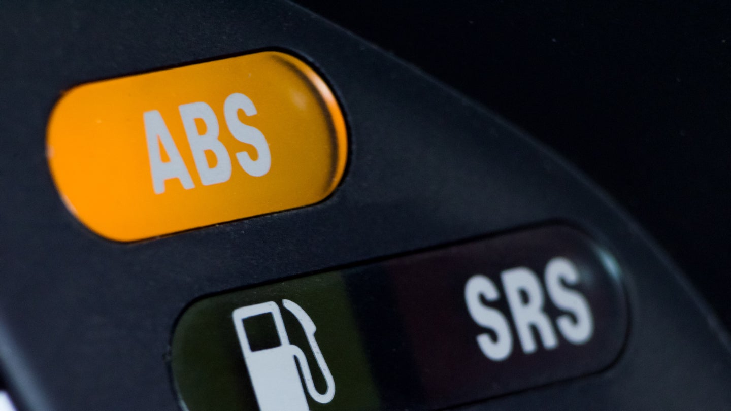 ABS传感器在汽车仪表板中亮起橙色。