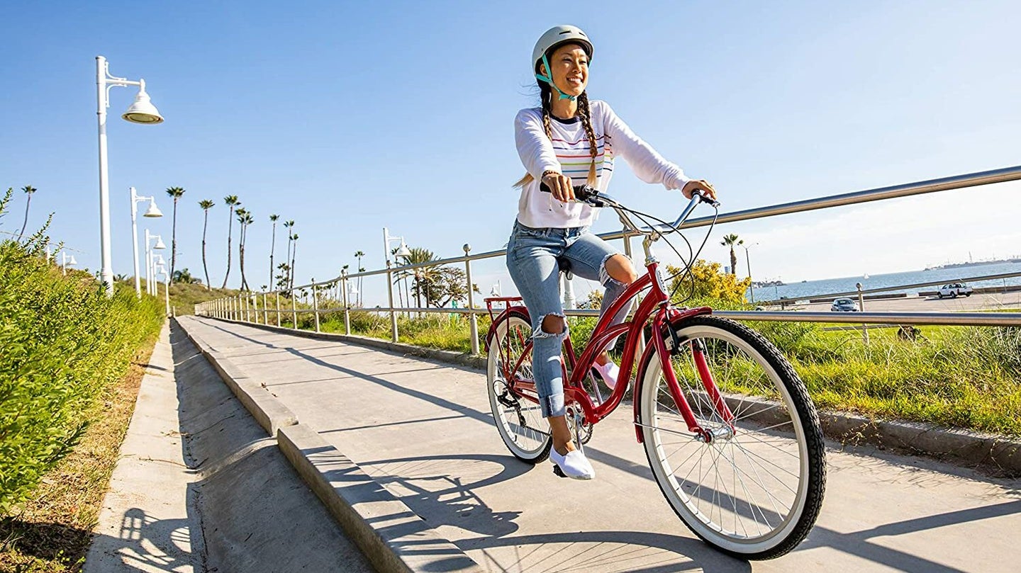 女人骑着肥轮胎的自行车