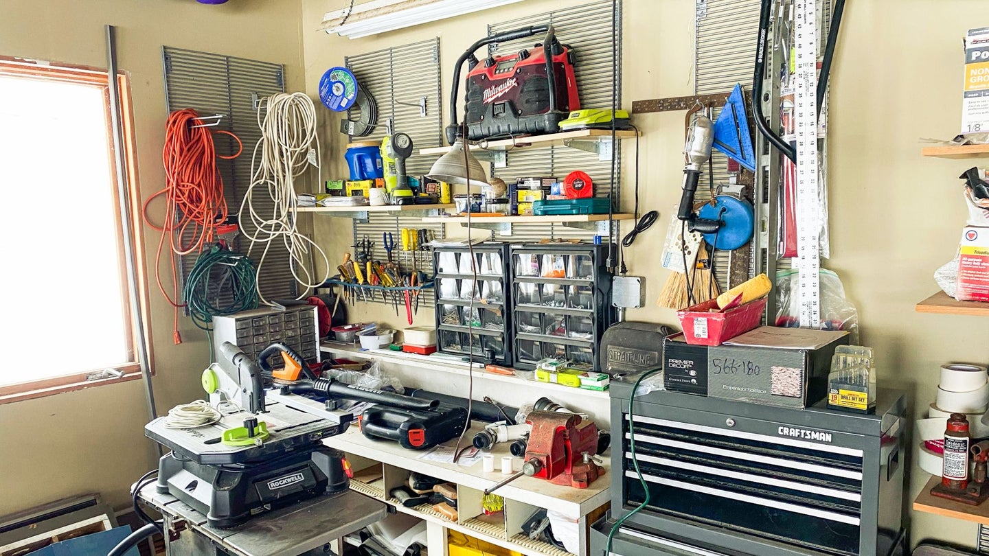 一个充满工具的车库。