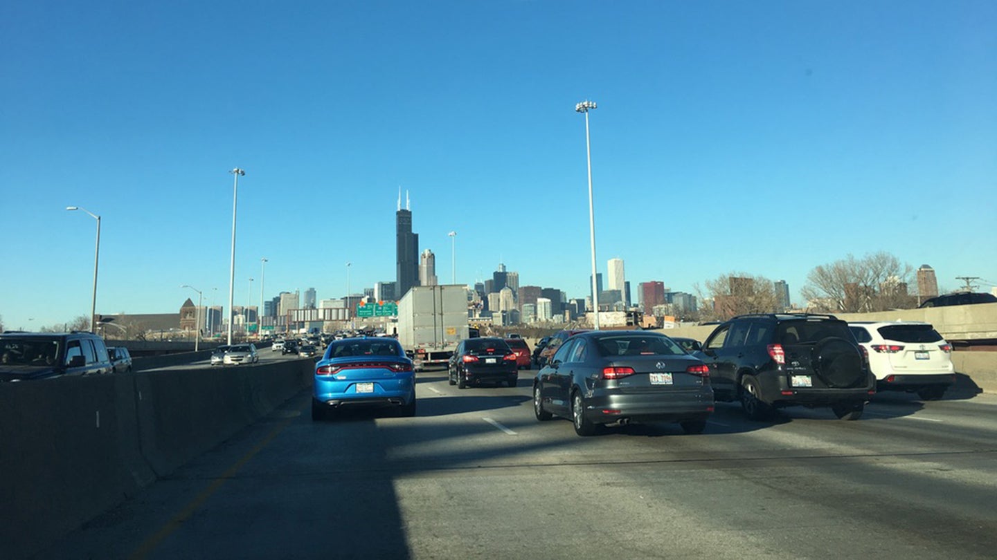 在高速公路上驾驶进入芝加哥的与sear的塔在背景中。